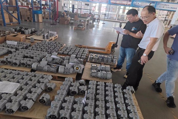 無(wú)錫某意大利外資公司來(lái)艾思捷工廠驗(yàn)貨定制的蝸輪蝸桿減速機(jī).jpg